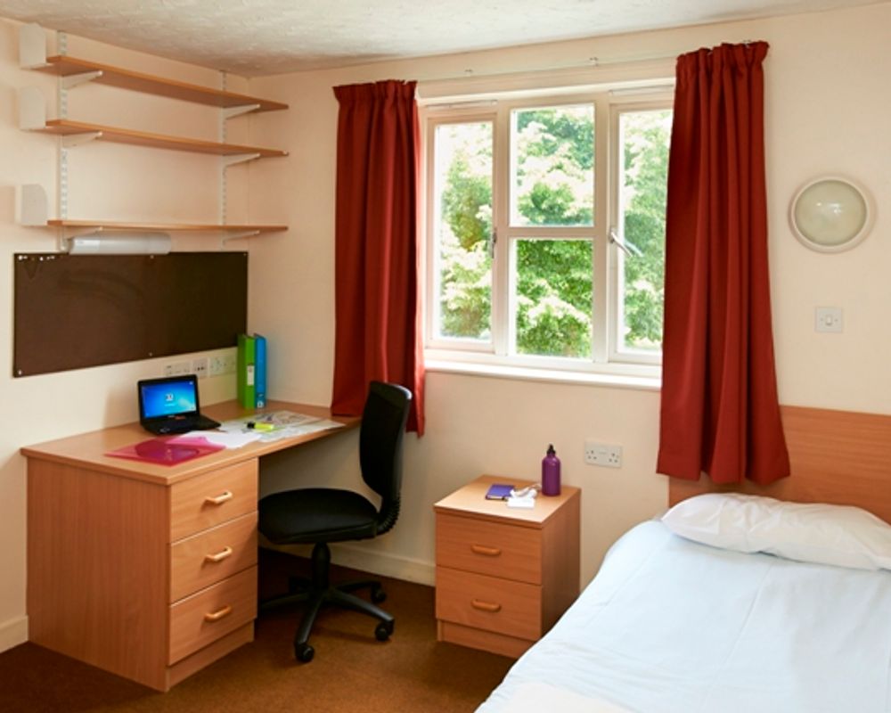 En suite bedroom.JPG